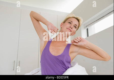 Frau auf dem Bett am Morgen dehnen Stockfoto