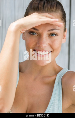 Frau Abschirmung Augen Stockfoto