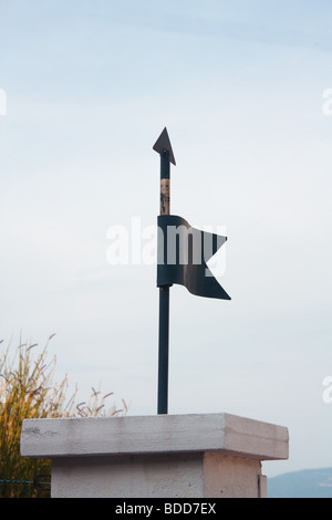 Eine dekorative Eisen Pfeil und Flagge. Stockfoto