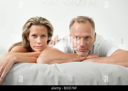 Paar auf dem Bett liegend Stockfoto