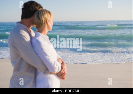 Mann, eine Frau von hinten zu umarmen Stockfoto