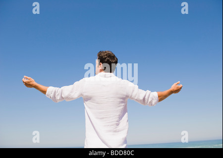 Rückansicht des ein Mann am Strand Stockfoto