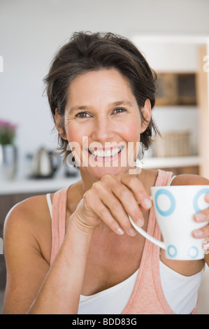 Porträt einer Frau mit einer Tasse Kaffee Stockfoto