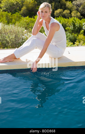 Porträt einer Frau sitzen am Pool Stockfoto