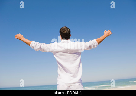 Rückansicht des ein Mann am Strand Stockfoto