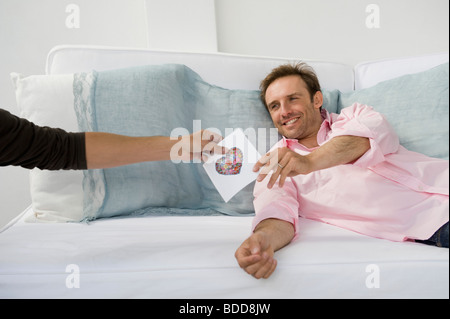 Nahaufnahme einer Frau Aushaendigen eine Grußkarte mit einem Mann Stockfoto