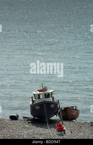 Zwei Fischerboote am Meer bei Bier, Devon, UK Stockfoto