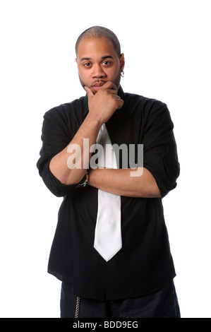 Young African American Mann mit Hand am Kinn tragen weiße Krawatte Stockfoto