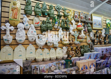 Weihwasser-Schriftarten in eine römisch-katholische Souvenir-Shop, Knock, Irland Stockfoto