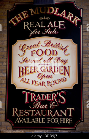 Pub Schild Werbung Real Ale, Bier Garten essen und Atmosphäre, bei der Mudlark, London. Stockfoto