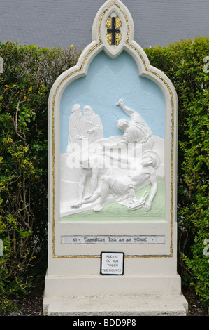 11. Station der Kreuz, Basilika, die Knock, Irland: Kreuzigung: Jesus wird ans Kreuz genagelt Stockfoto