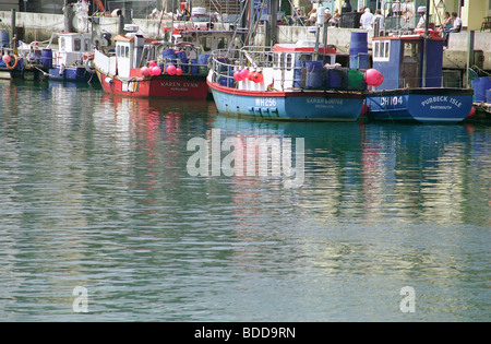 Bunte Weymouth Angelboote/Fischerboote vertäut, neben dem Hafen Stockfoto