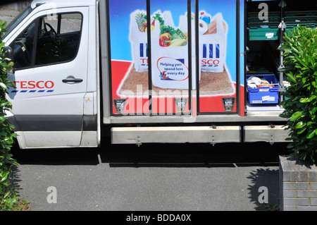 Tesco Supermarkt online Internet Lebensmittel einkaufen van außerhalb Haus Lieferung Adresse Einfahrt Stockfoto