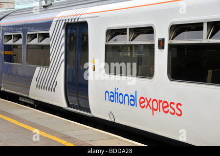 Logo der Marke National Express auf der Seite des Eisenbahnwaggons für Personenzüge, der am Bahnhofsstand London England UK wartet Stockfoto