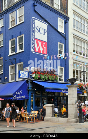 Pflaster-Café-Bars in einem Gebiet von West End von London neben St Christophers Ort direkt an der Oxford Street große logo Stockfoto