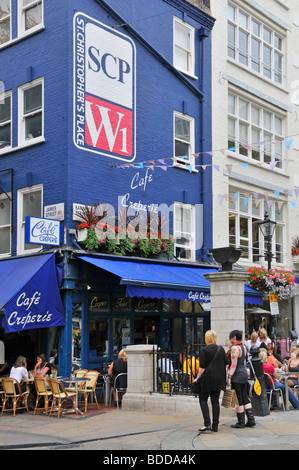 Pflaster-Café-Bars in einem Gebiet von West End von London neben St Christophers Ort direkt an der Oxford Street große logo Stockfoto