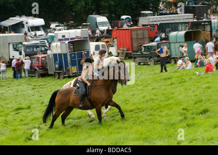 Junge Mädchen reiten. Priddy Horse Fair Mendip Hills, Somerset UK 20009 2000s HOMER SYKES Stockfoto