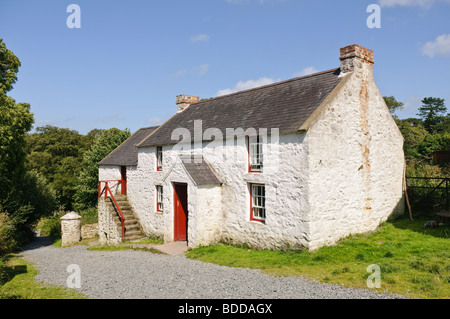 Weiß getünchte Bauernhaus/Mühle im Ulster Folk and Transport Museum. Stockfoto