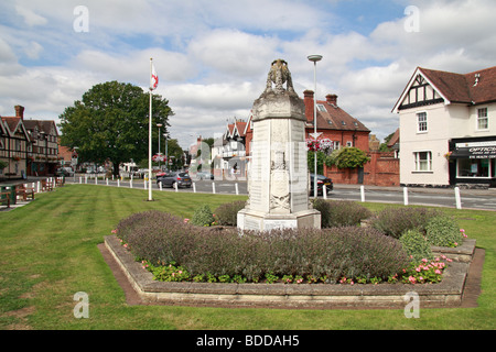 Das Dorf Denkmal für diejenigen, die im ersten Weltkrieg und zwei auf dem Dorfanger, Datchet, Berkshire, UK gekämpft. Stockfoto