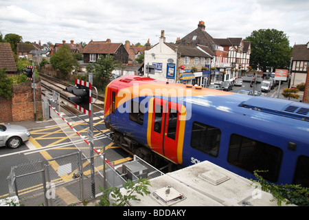 Autos warten, da eine South West Trains s-Bahn ein Bahnübergang in Datchet, Berkshire, UK geht. Stockfoto