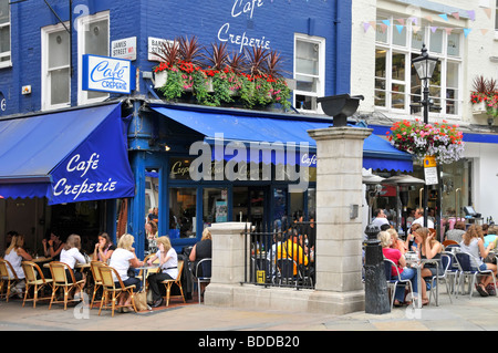 Cafe Creperie Pavement Cafe Bars in einer Gegend im West End von London neben dem St Christophers Place gleich neben der Oxford Street England Stockfoto