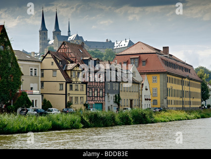 Blick über den Fluss Regnitz, Michaelskirche im Unesco Welt Kulturerbe Stadt Bamberg, Deutschland. Stockfoto