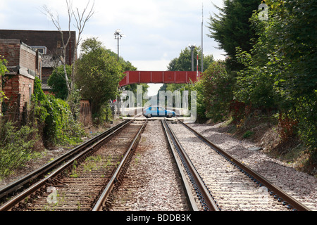 Ansicht Süd-Ost entlang der Gleise in Richtung Bahnübergang am Bahnhof High Street Datchet & Datchet, Berkshire, UK Stockfoto