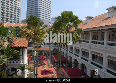 Blick auf Gazebo Bar im Raffles Innenhof, Raffles Hotel, Singapur Stockfoto