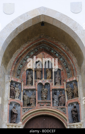 Zagreb, Kroatien. Markuskirche in Trg Svetog Marka. Originale gotische Holzskulpturen am Südportal. Joseph, Maria, Jesus und Apostel Stockfoto