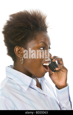 Studio-Porträt einer attraktiven wütend schreien African Business Frau auf dem Handy vor dem Hintergrund von reinem weiß (255). Stockfoto