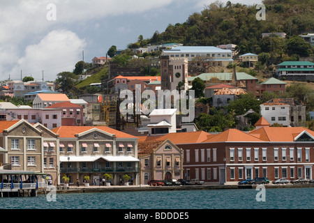 Ansicht von Gebäuden entlang der Uferpromenade, St. George's, Grenada, Karibik. Stockfoto