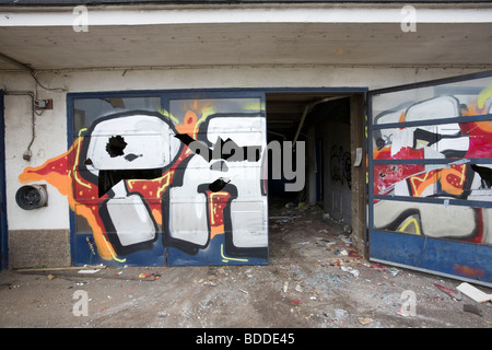 Graffiti auf verlassenen Lagerhaus Wand Stockfoto