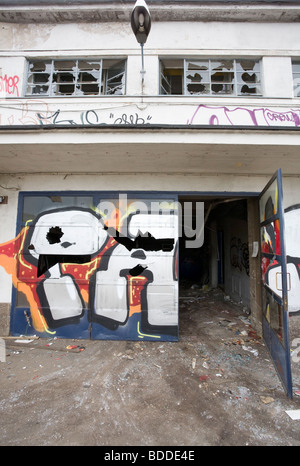 Graffiti auf verlassenen Lagerhaus Wand Stockfoto