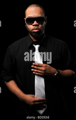 Porträt von jungen afroamerikanischen Mann mit Sonnenbrille und weiße Krawatte Stockfoto