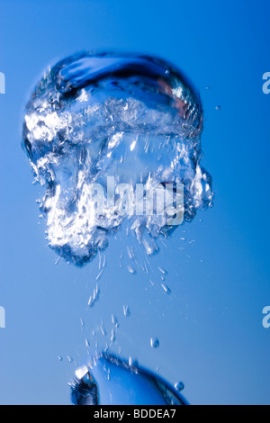 Luftblasen unter Wasser Stockfoto