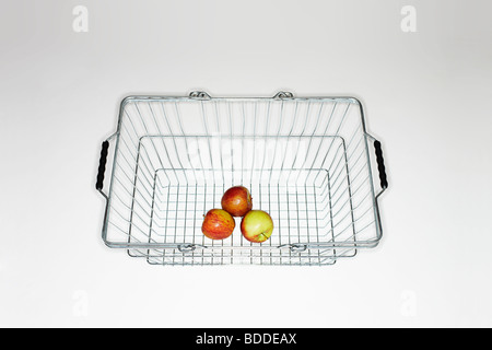 einsame Draufsicht eines Drahtes einkaufen Drahtkorb mit drei Äpfel Stockfoto