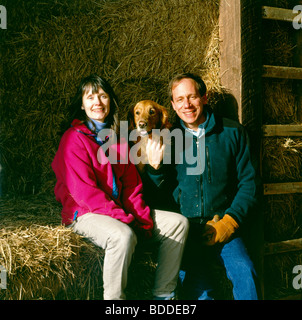 Ökologische Portrait Fotograf H. Mark Weidman und seine Frau, Schriftsteller Marjorie A. Ackermann mit ihren Golden Retriever Stockfoto