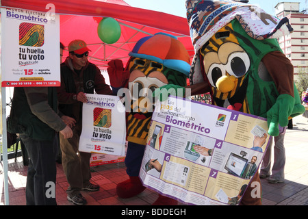 Figuren, die als Fingerabdrücke gekleidet sind und Poster mit Informationen über die neue biometrische Wahlliste halten, Teil einer öffentlichen Kampagne, La Paz, Bolivien Stockfoto