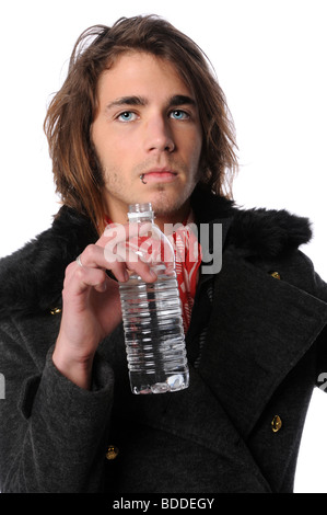 Hip junger Mann mit Lippe piercing hält Wasserflaschen isoliert auf weißem Hintergrund Stockfoto