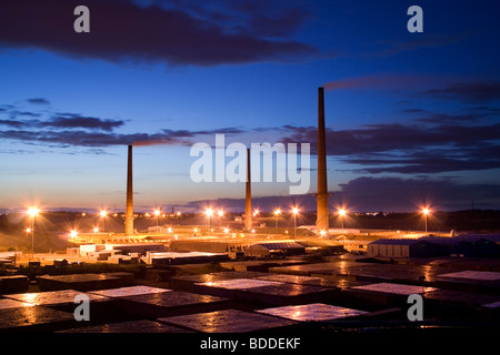 Whittlesey Ziegelei in der Nacht mit aktiven Schornsteinen und Stapel von Backsteinen Stockfoto