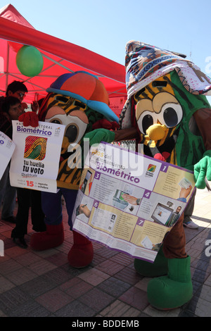 Figuren, die als Fingerabdrücke gekleidet sind und Poster mit Informationen über die neue biometrische Wahlliste halten, Teil einer öffentlichen Kampagne, La Paz, Bolivien Stockfoto