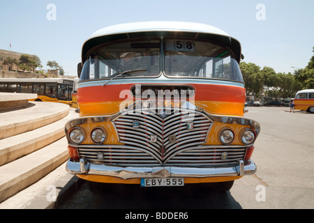 Traditionellen gelben Busse, Valletta, Malta Stockfoto