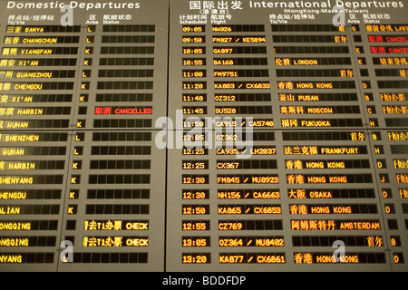 Flughafen Info-Tafel, Shanghai Pudong International Airport, China Stockfoto