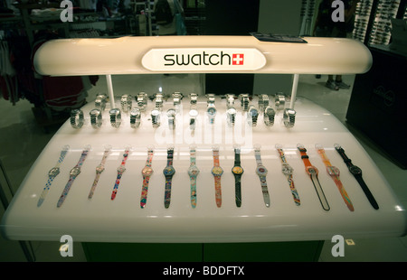 Eine Anzeige bei der Swatch Uhren zum Verkauf in einem Swatch shop Stockfoto