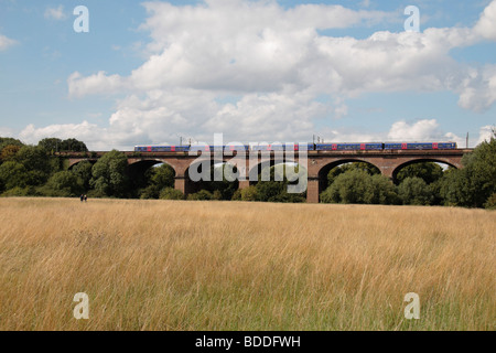 Eine s-Bahn überfährt der Wharncliffe Viadukt (entworfen von Isambard Kingdom Brunel) in Hanwell, London, UK. Stockfoto