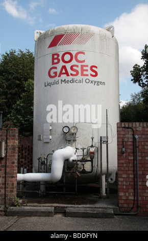 BOC Gase Container gefüllt mit verflüssigtem medizinischer Sauerstoff in einer sicheren Verbindung am Ealing Hospital in West-London, UK. Stockfoto