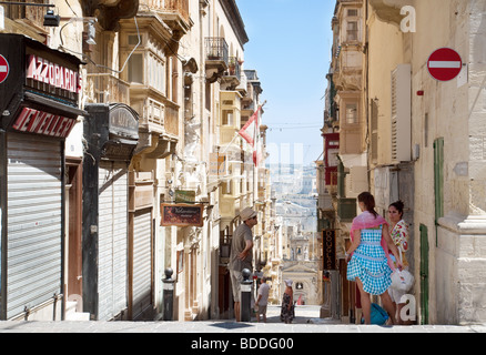 Einheimischen plaudern auf der Straße, Valletta, Malta Stockfoto
