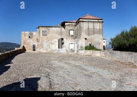 Capelo House, eines der historischen Strukturen im Inneren der Burg von Palmela. Palmela, Distrikt Setúbal, Portugal. Stockfoto