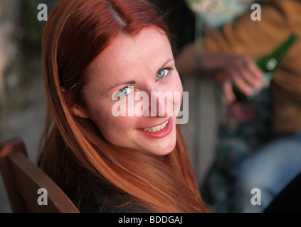 27 Jahre alt weiblich lächelnd Stockfoto