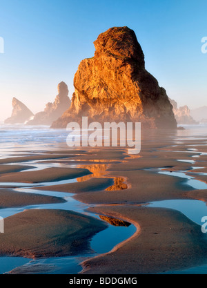 Meer-Stacks und Ebbe Pools an Samuel H. Boardman State Scenic Korridor reflektiert. Oregon Stockfoto